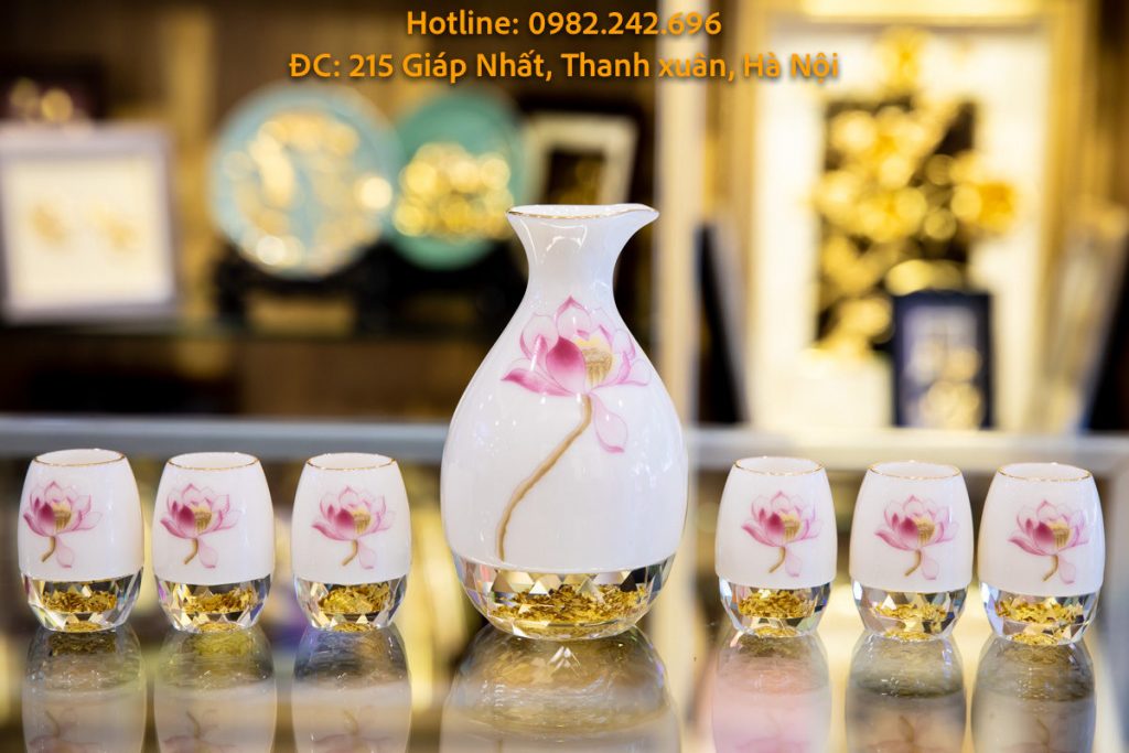 Bộ ly rượu hoạ tiết hoa sen - Quà biếu tết đối tác cao cấp Bộ ly rượu hoạ tiết hoa sen - Quà biếu tết đối tác cao cấp
