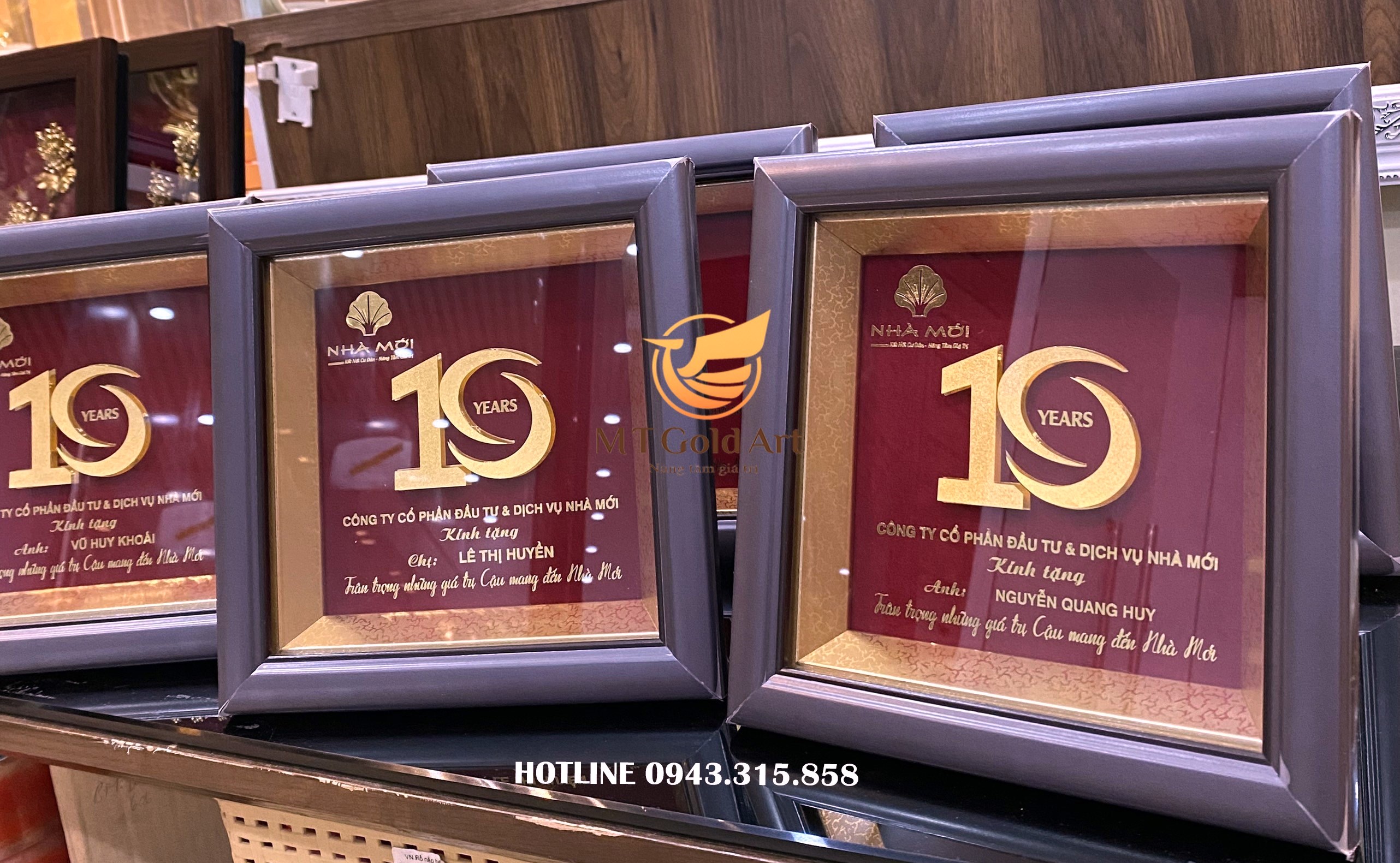 Quà vinh danh nhân viên xuất sắc -tranh lưu niệm cty