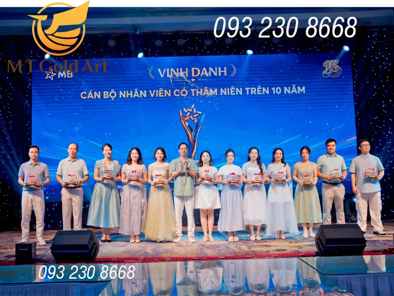 Quà vinh danh cá bộ nhân viên có thêm niên trên 10 năm của MB Hải Dương Quà vinh danh cá bộ nhân viên có thêm niên trên 10 năm của MB Hải Dương