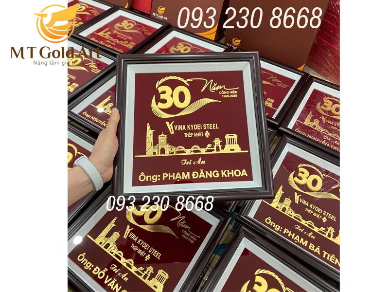 Quà vinh danh nhân viên gắn bó 30 năm cùng công ty VINA KYOEI STEEL