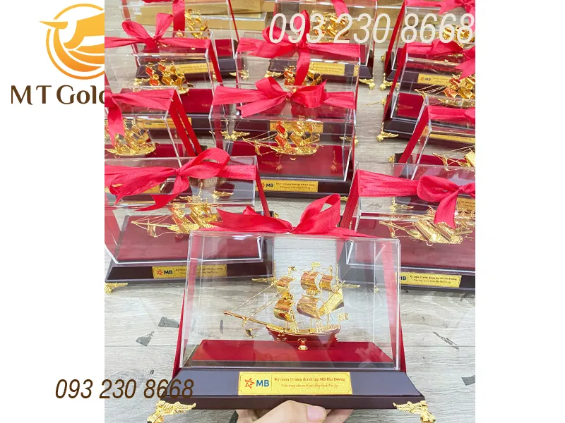 Mô hình thuyền mạ vàng quà vinh danh cán bộ nhân viên ý nghĩa Mô hình thuyền mạ vàng quà vinh danh cán bộ nhân viên ý nghĩa