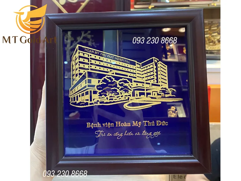tranh toa nha benh vien hoan my qua tang bac si