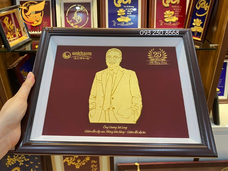 TRANH CHAN DUNG MA VANG TANG GIAM DOC