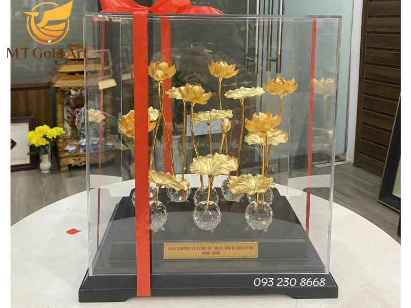 chau hoa sen ma vang qua tang sep