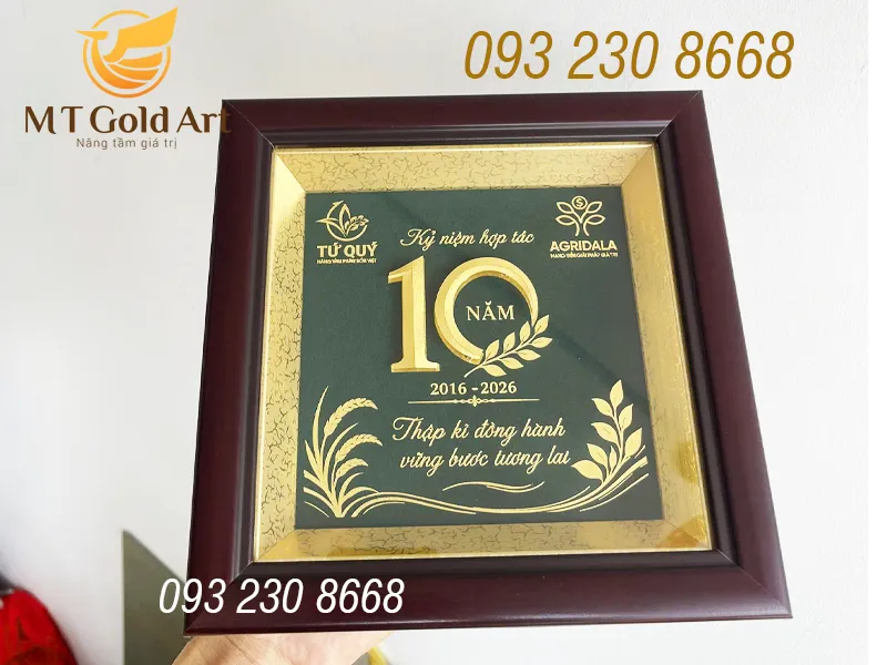 Quà kỷ niệm 10 năm hợp tác của Tứ Quý và AGRIDALA