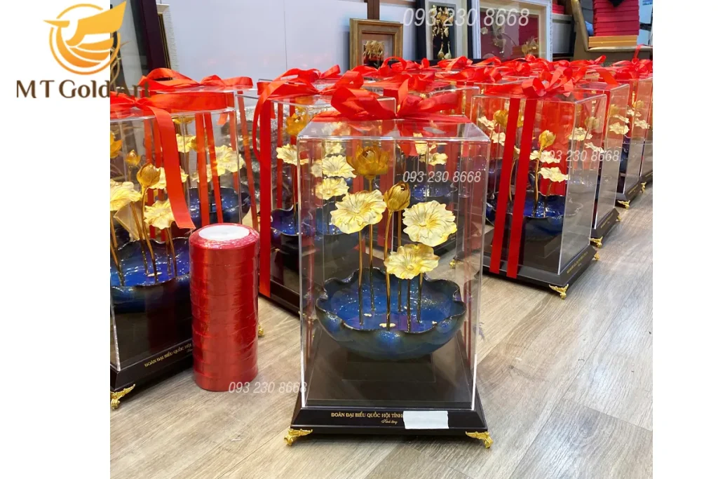 Chậu hoa sen dát vàng - Quà tết sếp thay lời chúc ý nghĩa Chậu hoa sen dát vàng - Quà tết sếp thay lời chúc ý nghĩa