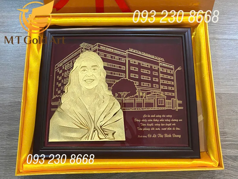 Tranh chân dung dát vàng - Quà tặng lưu niệm cho cô giá độc đáo