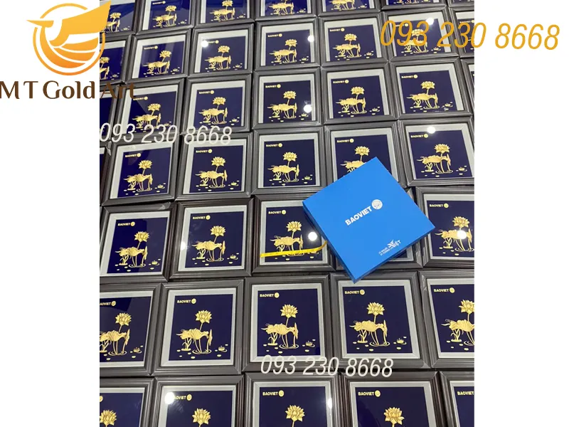 Tranh hoa sen dát vàng - QUà tặng hội nghị khách hàng của Bảo Việt